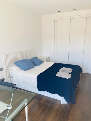 2 chambres, fer et planche à repasser, Wi-Fi, draps fournis