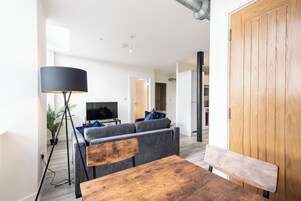 Apartamento, 1 cama King e sofá-cama | Área de estar | TV de tela plana