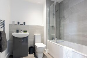 Appartement, 1 très grand lit et 1 canapé-lit | Salle de bain | Ensemble baignoire-douche, articles de toilette (gratuits)