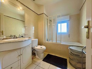 Dusche, Haartrockner, Handtücher