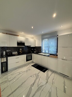 Mikrovågsugn, ugn, spishäll och diskmaskin