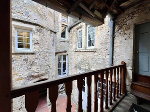 المنطقة المحيطة بالمنشأة