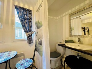 Douche, serviettes fournies