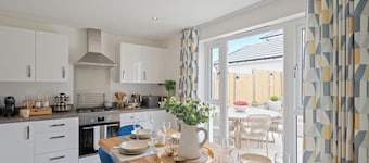 Stylish 3-Bed Retreat with Hot Tub & Garden | Near Perth City Centre