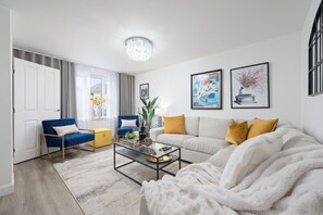 スマートテレビ、暖炉、書庫