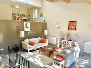 Mesa de ping pong, libros, estéreo