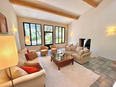 Charming Villa Pool & Panoramic Sainte-Victoire View Near Lake & Aix-en-Provence