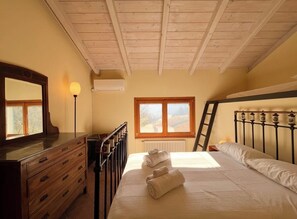 4 bedrooms, iron/ironing board, WiFi, bed sheets