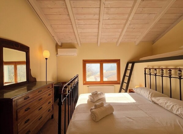 4 habitaciones, tabla de planchar con plancha, wifi y ropa de cama