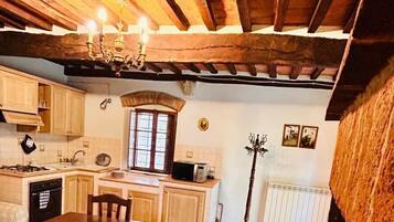 Huoneisto | Oleskelualue | Taulutelevisio, takka