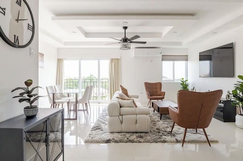 Luxe City Oasis 2BR with Pool & Gym