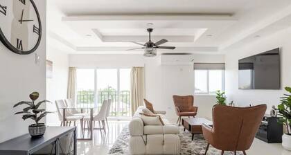 Luxe City Oasis 2BR with Pool & Gym