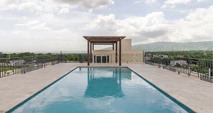 Luxe City Oasis 2BR with Pool & Gym