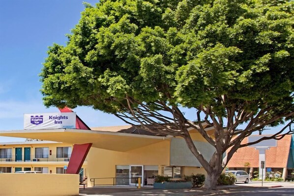 Exterior - The Astro Pasadena Hotel (Pasadena)