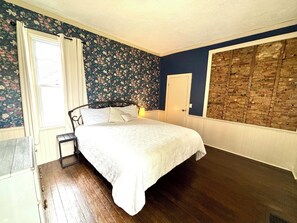 3 bedrooms, desk, iron/ironing board, travel crib - Cozy Vintage House.  Home in Fulda, Indiana (Fulda)