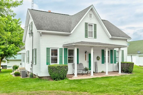 Exterior. Cozy Vintage House. Home in Fulda, Indiana