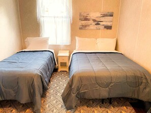 3 makuuhuonetta, työpöytä, silitysrauta/-lauta, vauvan matkasänky
