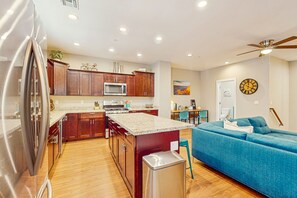 Kühlschrank, Mikrowelle, Ofen, Herdplatte