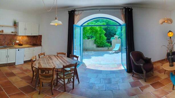 Un espacio habitable compacto con cocina, comedor y zona de estar.