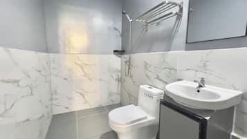 Shower, bidet, towels, toilet paper