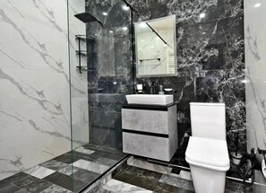 Sèche-cheveux, serviettes fournies, savon, papier toilette