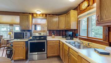 Jääkaappi, mikroaaltouuni, uuni, liesi