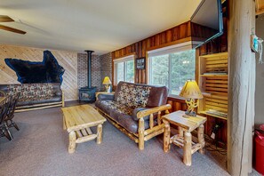 TV - Rustic Cozy lakefront Cabin with dock, fire pit, gas grill, W/D & quiet location (St. Germain)