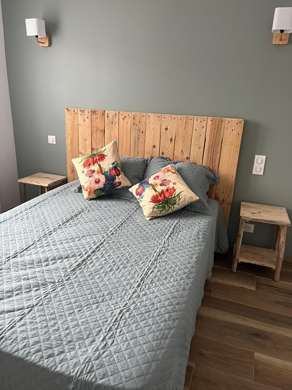 3 bedrooms, travel cot, free WiFi, bed sheets
