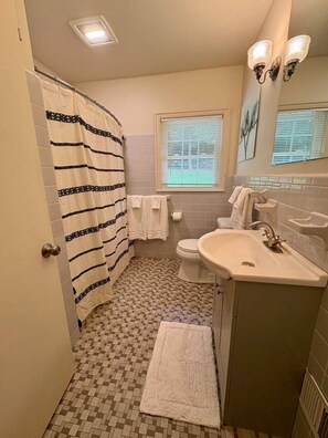 Douche, serviettes fournies, savon, papier toilette