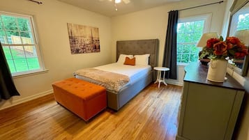 Tabla de planchar con plancha, wifi y ropa de cama