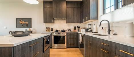 Een koelkast, een microgolfoven, een oven, een kookplaat