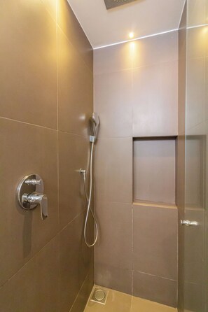 Amenidades de baño gratuitas, toallas, jabón, shampoo 