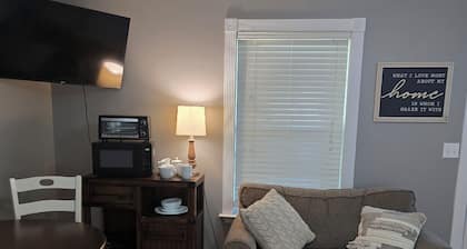 Charming 1-bedroom apartment with WiFi and AC in peaceful McMinnville.