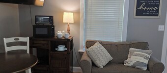 Charming 1-bedroom apartment with WiFi and AC in peaceful McMinnville.