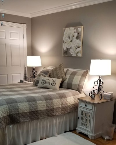 Charming 1-bedroom apartment with WiFi and AC in peaceful McMinnville.