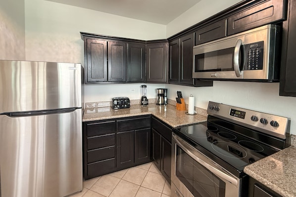 Kühlschrank, Mikrowelle, Ofen, Herdplatte