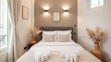 Apartamento superior, vista para o pátio | Ferros/tábuas de passar roupa, berço de viagem, Wi-Fi de cortesia