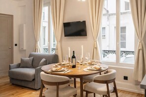 Apartamento superior, vistas al patio | Zona de estar | Televisión de plasma de 80 cm con canales digitales