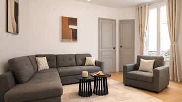 Apartamento superior, vista para o pátio | Área de estar | TV de plasma 80 cm com canais digitais