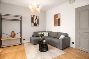 Leilighet – superior, bakgårdsutsikt | Oppholdsområde | En 80-centimeters plasma-TV med digitale kanaler