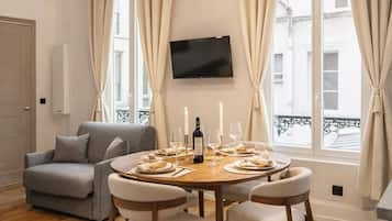 Leilighet – superior, bakgårdsutsikt | Oppholdsområde | En 80-centimeters plasma-TV med digitale kanaler