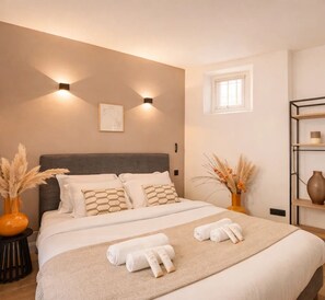 مكواة/لوح كي وسرير سفر وواي فاي مجانًا وملاءات أسرّة