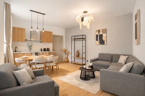 Superior Apartment, Courtyard View | Living area | 80-cm plasma TV with digital channels - 1624 Pavée (Paris)