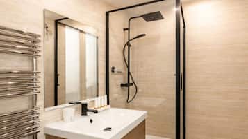 Appartement Supérieur, vue cour intérieure | Salle de bain
