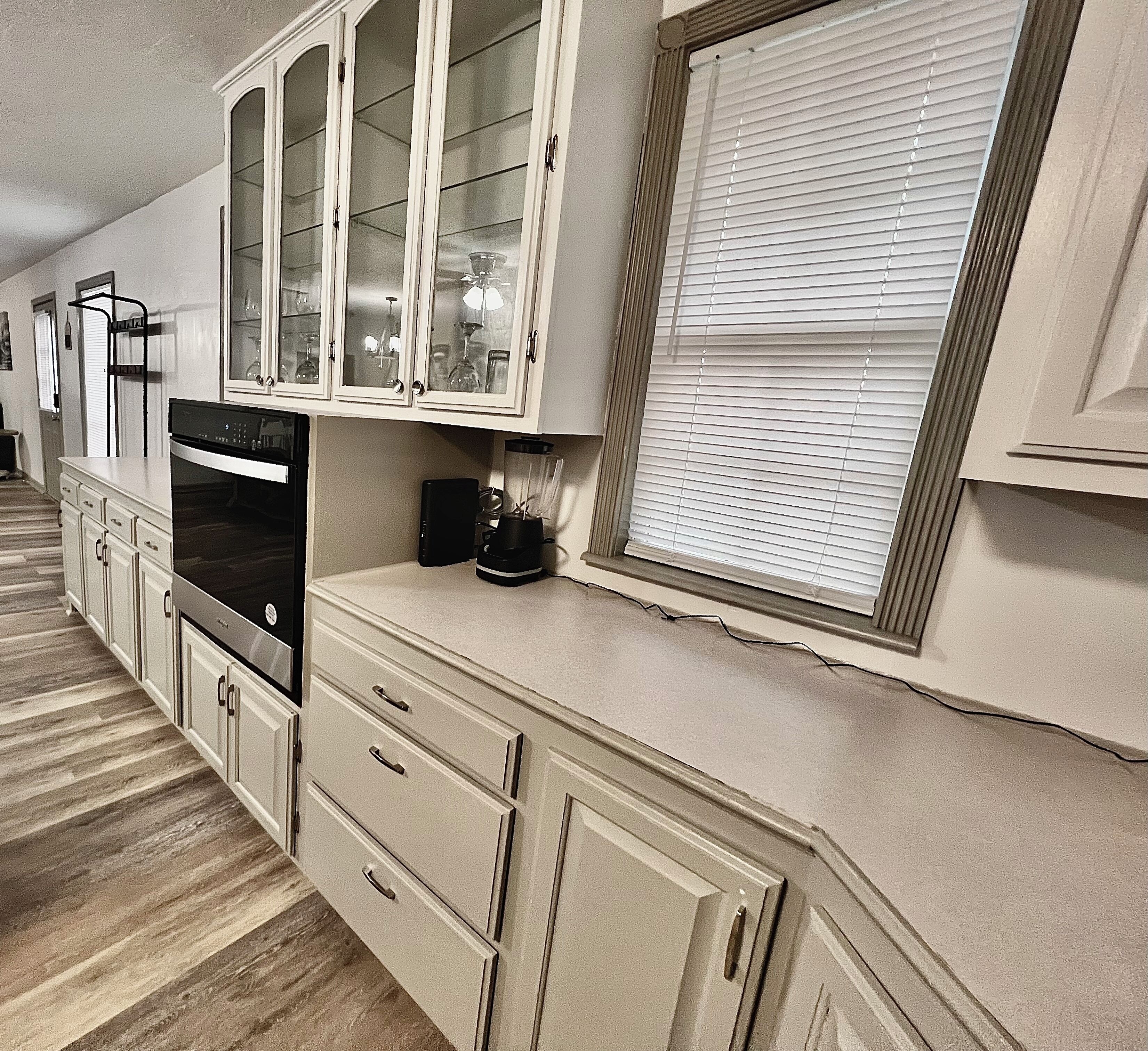 Mikrobølgeovn, ovn, kokeplater og oppvaskmaskin