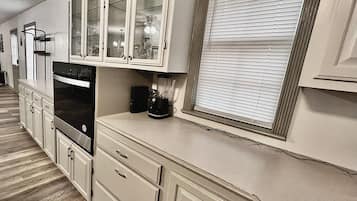 Mikrobølgeovn, ovn, kokeplater og oppvaskmaskin