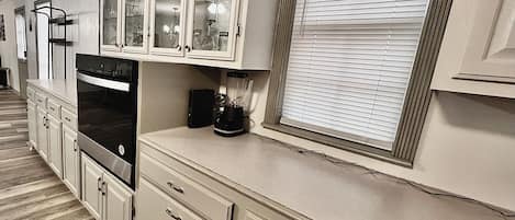 Microondas, horno, parrilla de estufa y lavavajillas