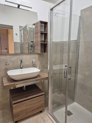 Doccia, asciugacapelli, bidet, asciugamani