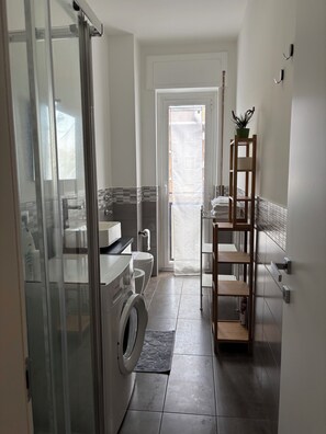 Shower, hair dryer, bidet, towels - Vittoria Citylife apartment (Milano)