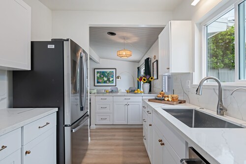 Beach Bliss - Art Deco Inspired Retreat, Explore Santa Barbara!